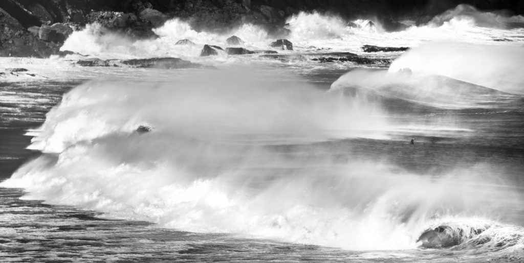 Da qualche parte nei Catlins un surfista aspetta il set di onde giusto